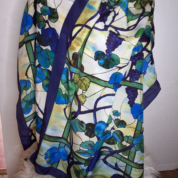 Louis Comfort Tiffany Stained Glass Metropolitan Museum Silk Scarf NWT - Picture 10 of 14
